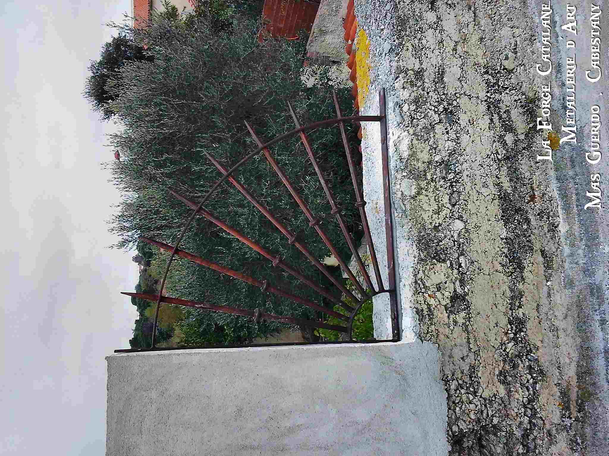 grille en angle separation balcon rond 16 pointes quart cercle forge catalane.jpg